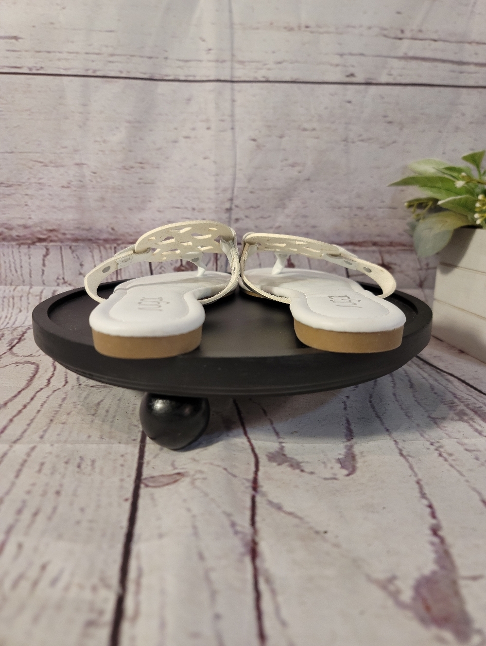 Sugar Clarissa Women's Medallion Cutout Thong Sandals - White - Size 8M - NWOT - Picture 5 of 8